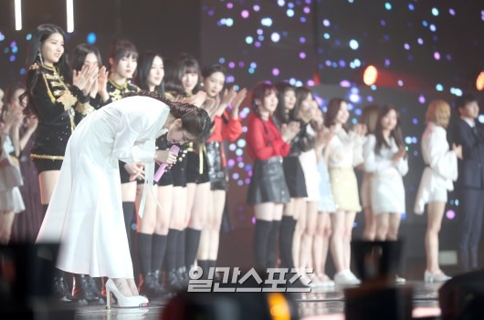 Nhận giải Daesang, IU xúc động trải lòng về Jonghyun: Tại sao anh ấy buồn và đau đớn đến vậy, mình nghĩ là mình hiểu