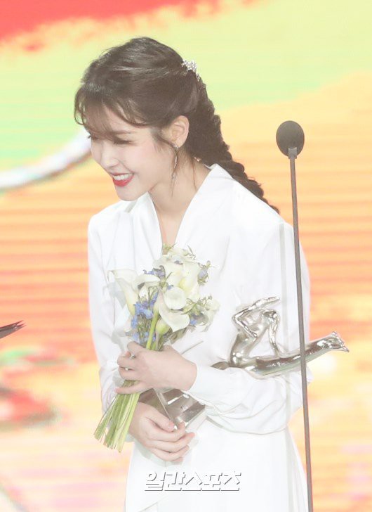 Nhận giải Daesang, IU xúc động trải lòng về Jonghyun: Tại sao anh ấy buồn và đau đớn đến vậy, mình nghĩ là mình hiểu Nhận giải Daesang, IU xúc động trải lòng về Jonghyun: Tại sao anh ấy buồn và đau đớn đến vậy, mình nghĩ là mình hiểu