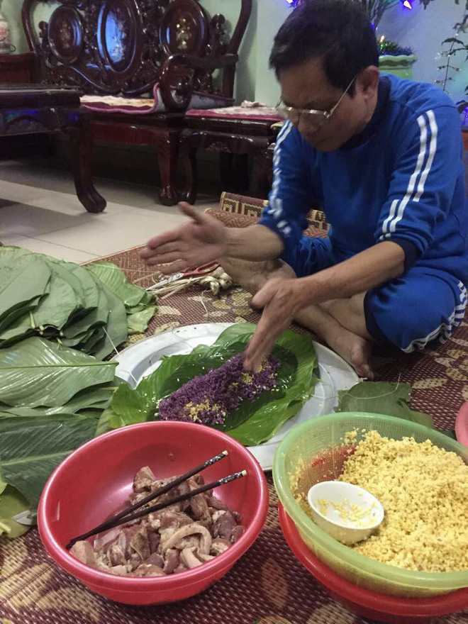 Trời lạnh căm căm 3 độ C, bà mẹ chồng này vẫn dậy từ mờ sáng gói bánh chưng chiều con dâu