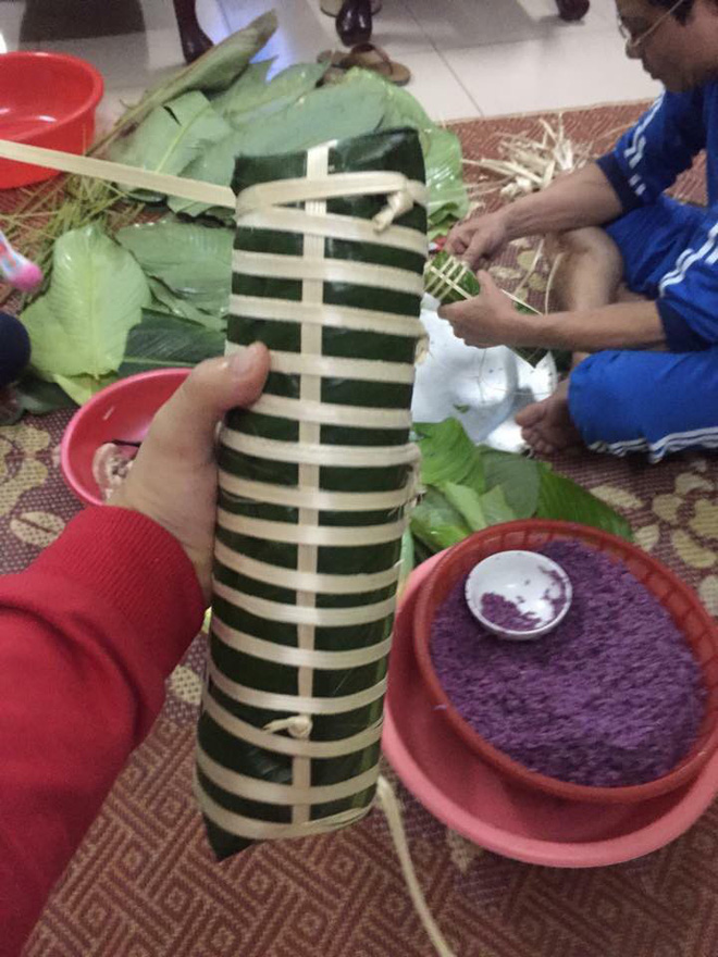 Trời lạnh căm căm 3 độ C, bà mẹ chồng này vẫn dậy từ mờ sáng gói bánh chưng chiều con dâu