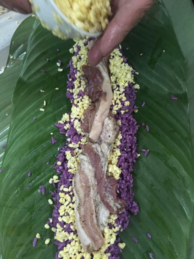 Trời lạnh căm căm 3 độ C, bà mẹ chồng này vẫn dậy từ mờ sáng gói bánh chưng chiều con dâu