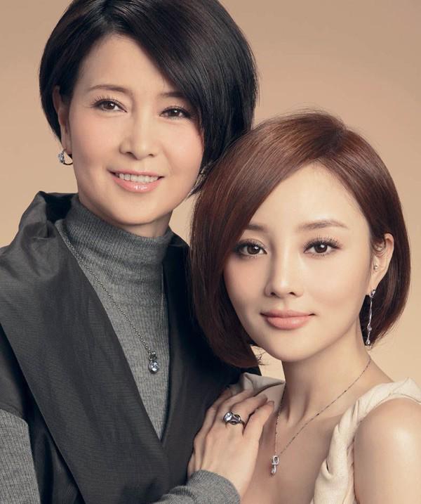 Không riêng gì Lý Tiểu Lộ, mẹ cô cũng từng có tai tiếng giật bồ của người khác