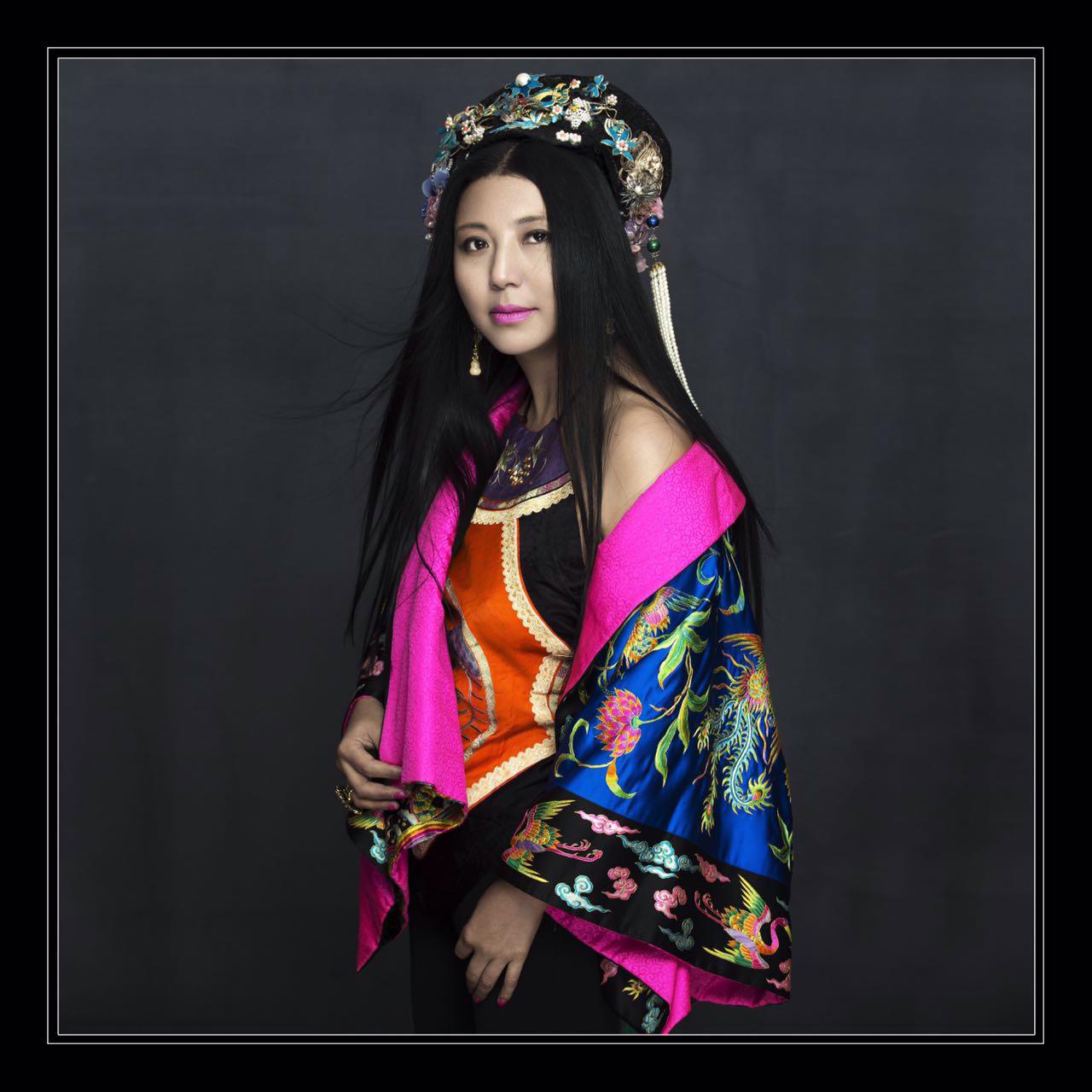 Không riêng gì Lý Tiểu Lộ, mẹ cô cũng từng có tai tiếng giật bồ của người khác