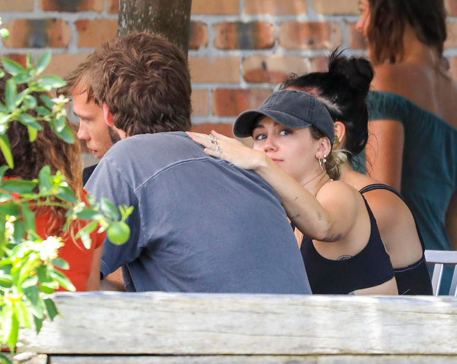 Miley Cyrus và Liam Hemsworth đeo nhẫn đôi hạnh phúc sau tin đồn bí mật kết hôn Miley Cyrus và Liam Hemsworth đeo nhẫn đôi hạnh phúc sau tin đồn bí mật kết hôn