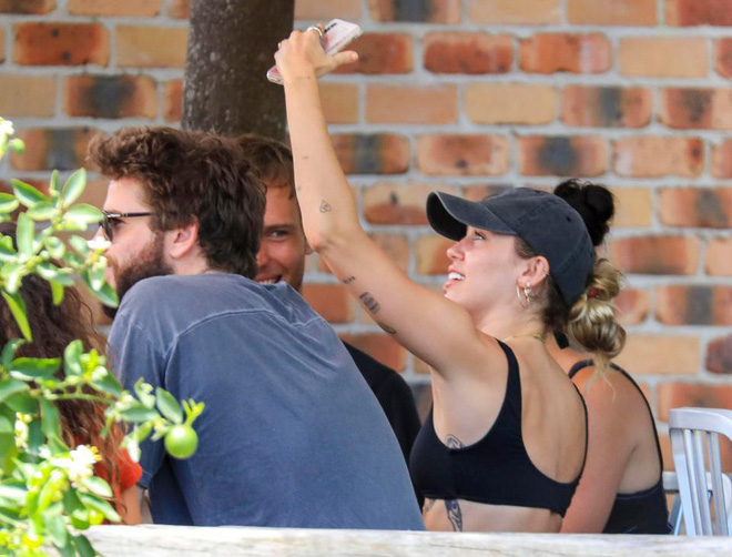 Miley Cyrus và Liam Hemsworth đeo nhẫn đôi hạnh phúc sau tin đồn bí mật kết hôn Miley Cyrus và Liam Hemsworth đeo nhẫn đôi hạnh phúc sau tin đồn bí mật kết hôn