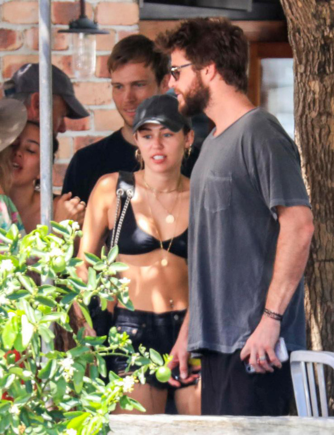 Miley Cyrus và Liam Hemsworth đeo nhẫn đôi hạnh phúc sau tin đồn bí mật kết hôn Miley Cyrus và Liam Hemsworth đeo nhẫn đôi hạnh phúc sau tin đồn bí mật kết hôn