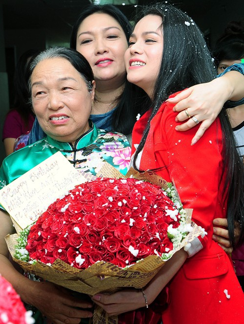 Giàu có, mở 2 công ty riêng nhưng Nhật Kim Anh lại bật khóc vì chưa làm được điều này cho mẹ Giàu có, mở 2 công ty riêng nhưng Nhật Kim Anh lại bật khóc vì chưa làm được điều này cho mẹ