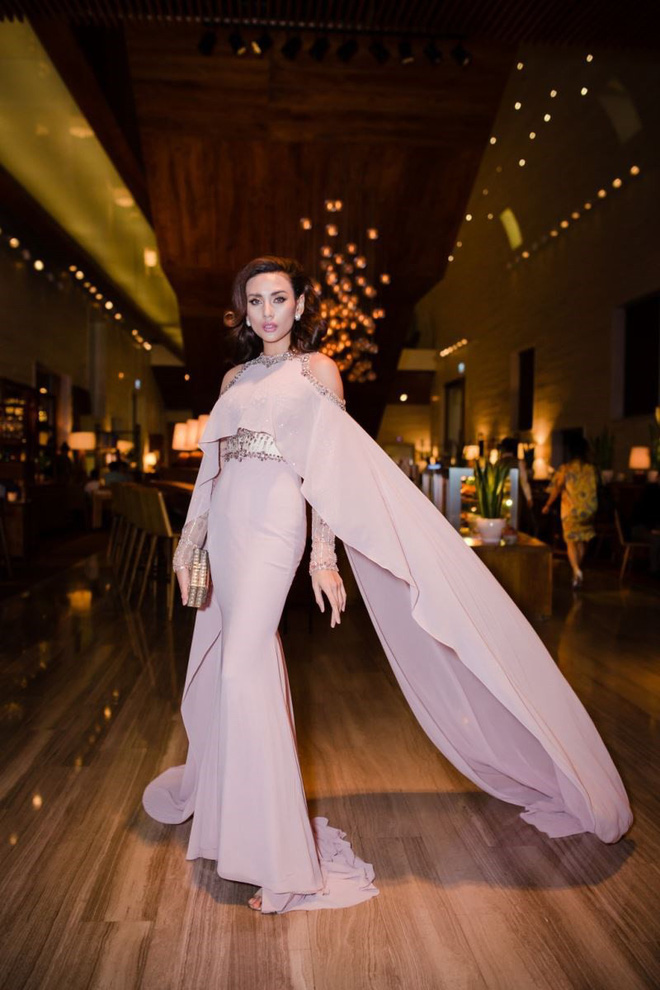 Cùng 1 chiếc đầm: Võ Hoàng Yến và Hương Giang chọn cách mặc kín đáo hơn hẳn Giáng My