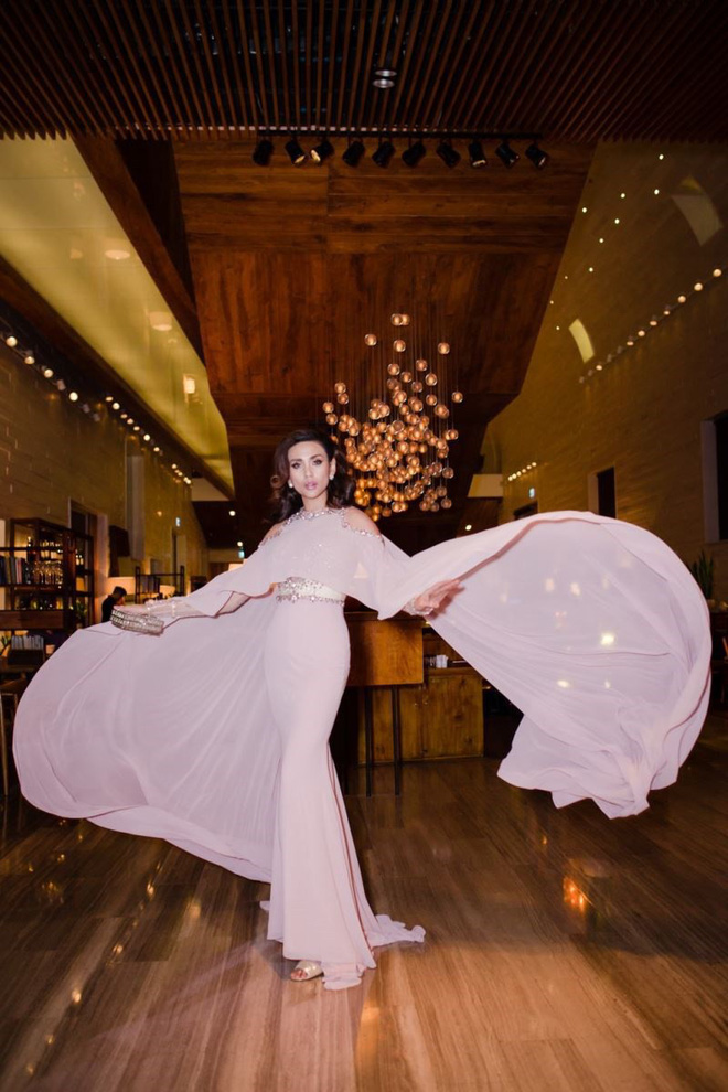 Cùng 1 chiếc đầm: Võ Hoàng Yến và Hương Giang chọn cách mặc kín đáo hơn hẳn Giáng My