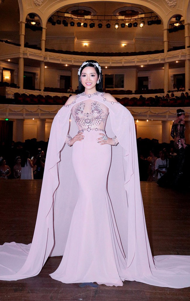 Cùng 1 chiếc đầm: Võ Hoàng Yến và Hương Giang chọn cách mặc kín đáo hơn hẳn Giáng My