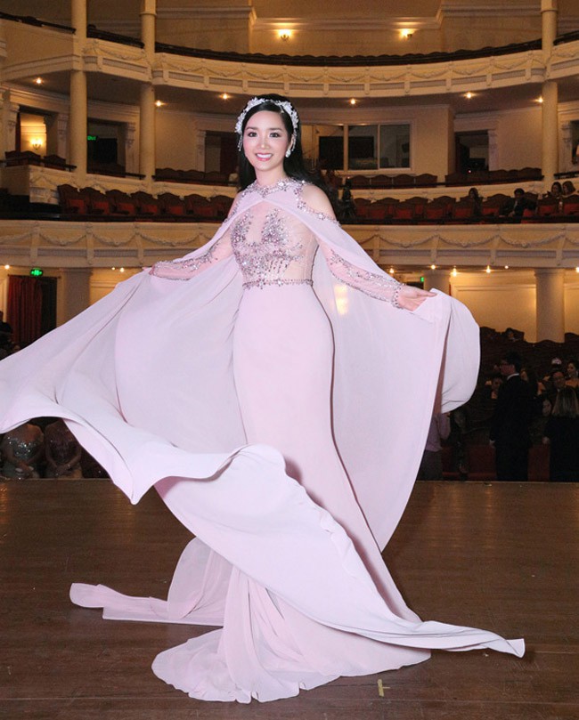 Cùng 1 chiếc đầm: Võ Hoàng Yến và Hương Giang chọn cách mặc kín đáo hơn hẳn Giáng My