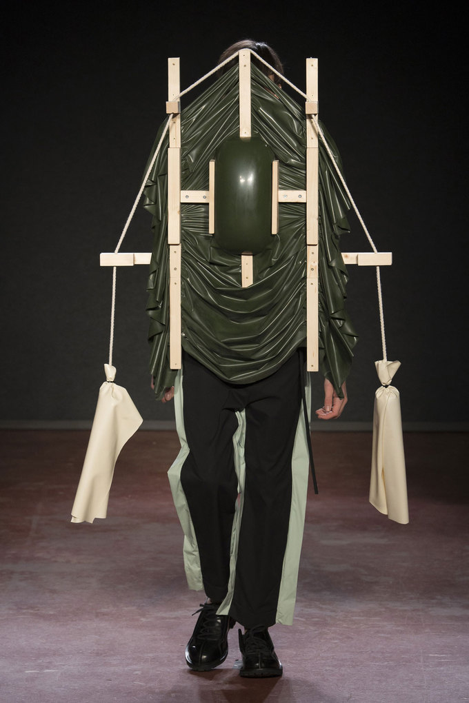 Loạt trang phục khó hiểu tại tuần lễ thời trang thu đông 2018