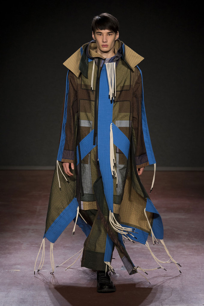 Loạt trang phục khó hiểu tại tuần lễ thời trang thu đông 2018