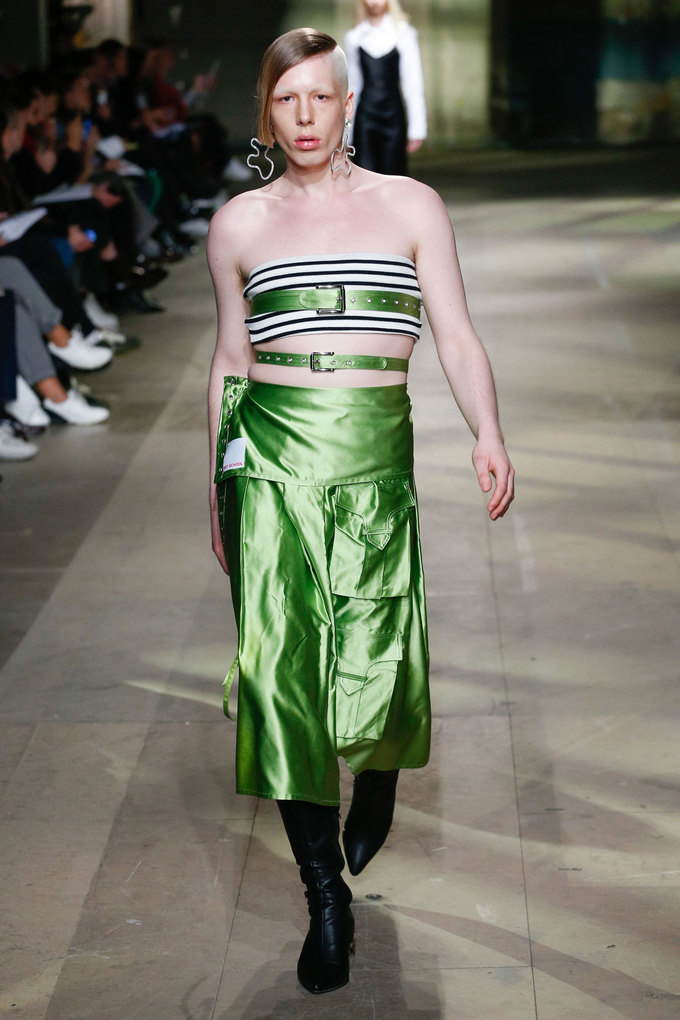 Loạt trang phục khó hiểu tại tuần lễ thời trang thu đông 2018