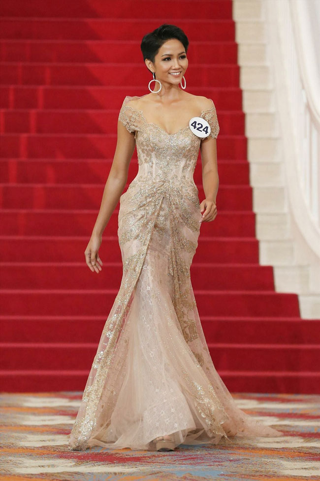 Loạt váy áo giúp HHen Niê tỏa sáng tại Hoa hậu hoàn vũ VN 2017
