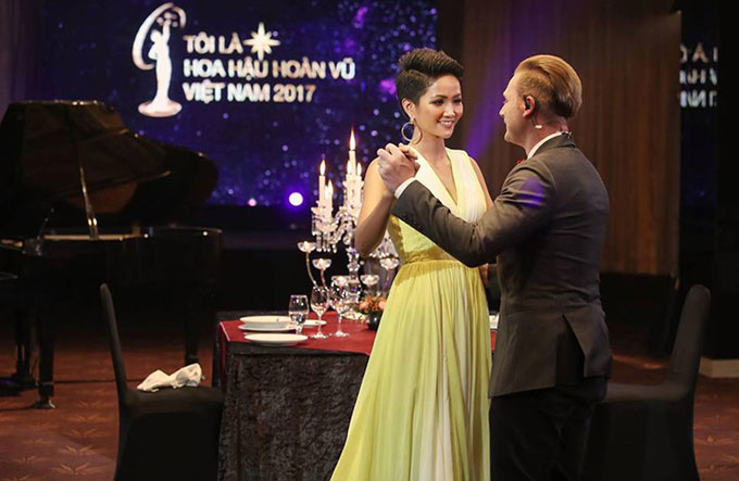 Loạt váy áo giúp HHen Niê tỏa sáng tại Hoa hậu hoàn vũ VN 2017