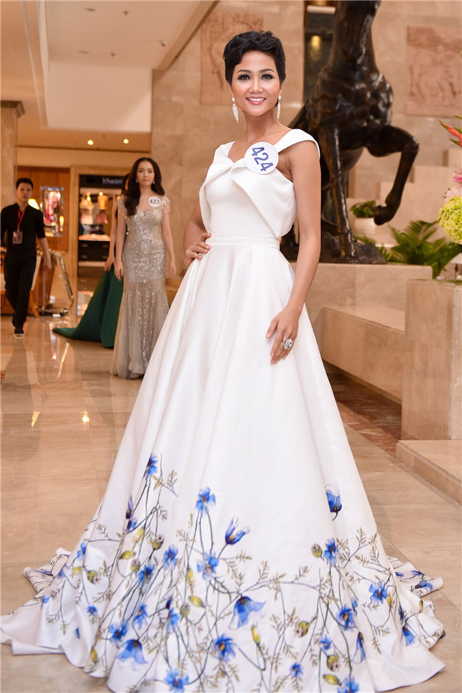 Loạt váy áo giúp HHen Niê tỏa sáng tại Hoa hậu hoàn vũ VN 2017