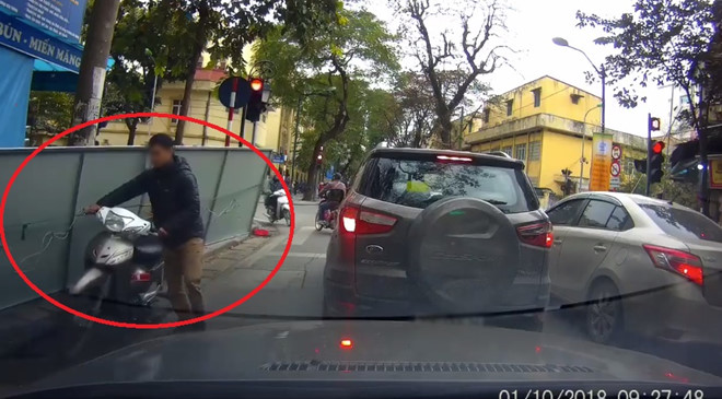 Hành động tử tế của tài xế khi bị người chở hàng làm xước ôtô