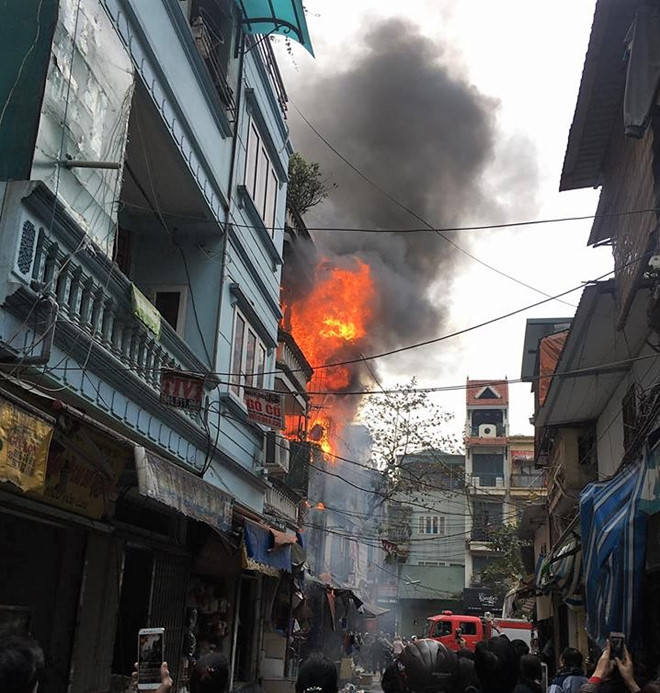 Nam thanh niên xông vào lửa cứu người mắc kẹt ở nhà 4 tầng