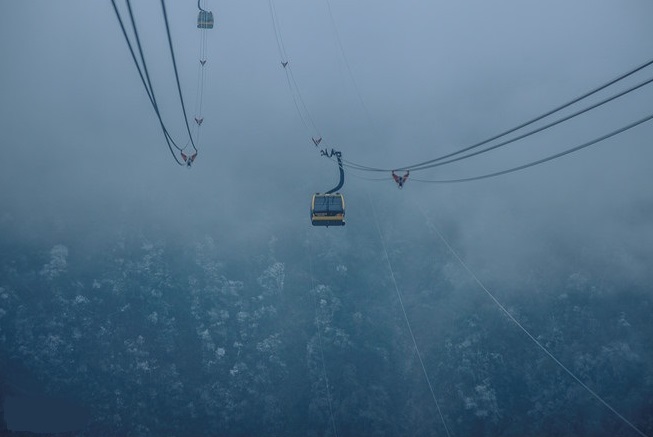 Fansipan bị bao phủ bởi băng giá