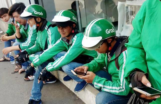 Hàng trăm tài xế GrabBike ở Sài Gòn tắt ứng dụng, kéo đến trụ sở công ty để phản đối việc tăng chiết khấu