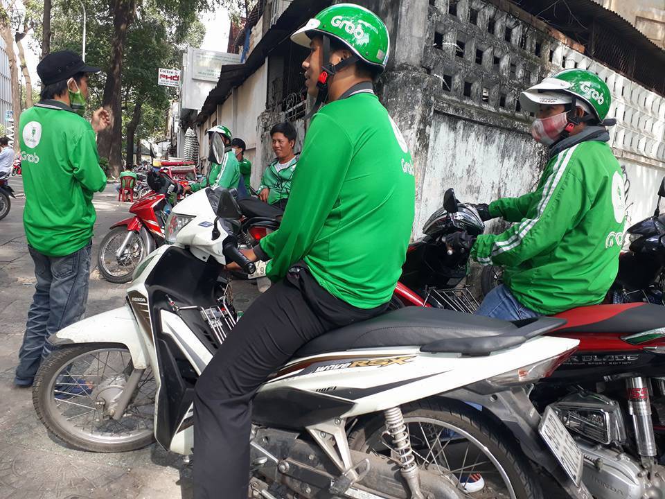 Hàng trăm tài xế GrabBike ở Sài Gòn tắt ứng dụng, kéo đến trụ sở công ty để phản đối việc tăng chiết khấu