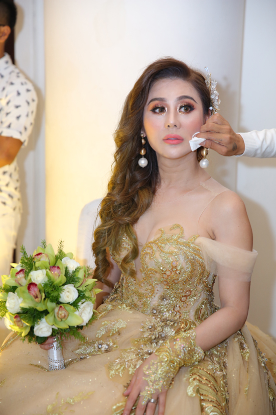 Lâm Khánh Chi được Long Nhật hôn má trong đám cưới