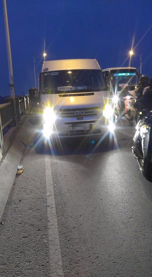 Hà Nội: Nam thanh niên đang đi ô tô qua cầu bất ngờ mở cửa rồi nhảy xuống sông Hồng