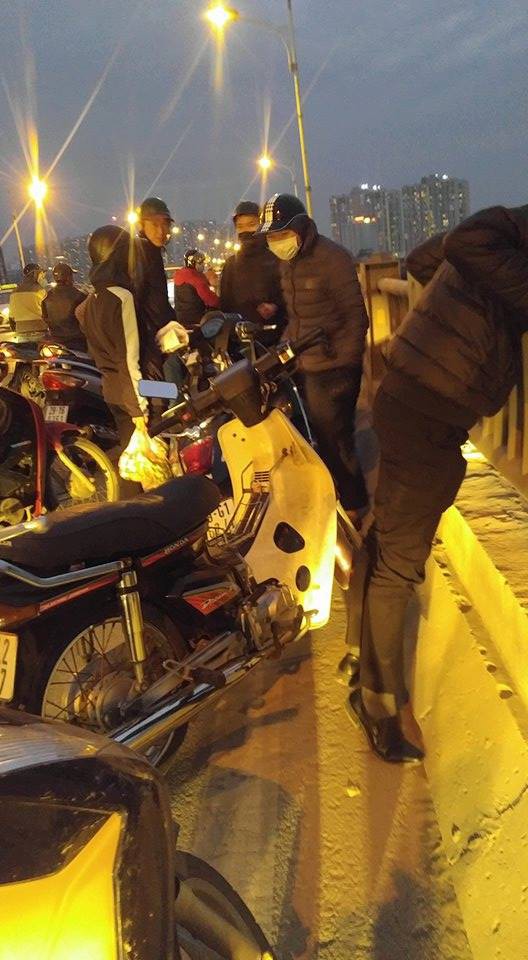 Hà Nội: Nam thanh niên đang đi ô tô qua cầu bất ngờ mở cửa rồi nhảy xuống sông Hồng