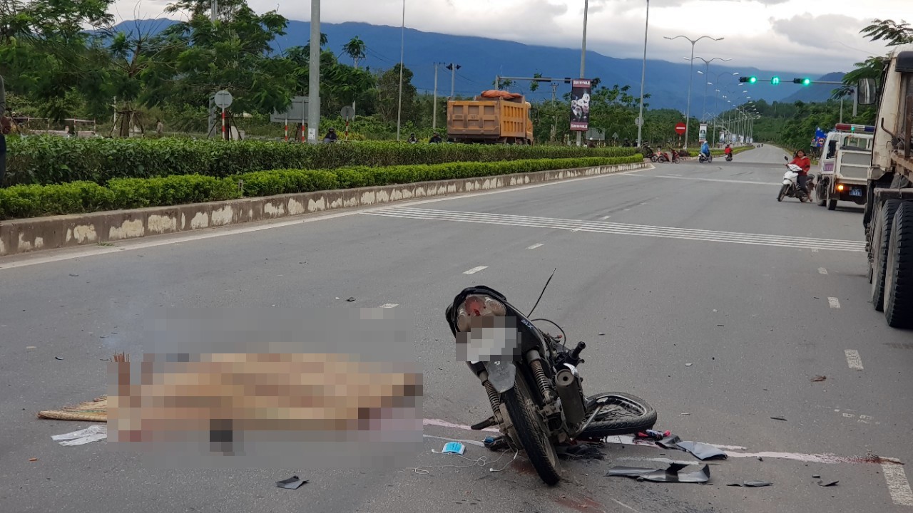 Đà Nẵng: Xe tải va chạm với xe máy, nữ sinh đại học sinh năm 1996 tử vong thương tâm