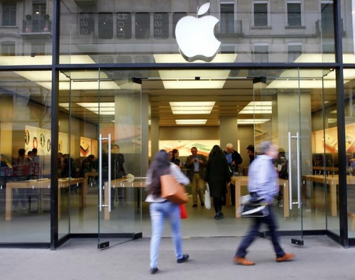 Apple Store sơ tán khách hàng vì pin iPhone bốc khói
