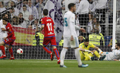 Đội hạng hai cầm chân Real tại sân Bernabeu