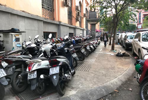 Bí mật sau vỉa hè quận 1: Chân dung các ông chủ!