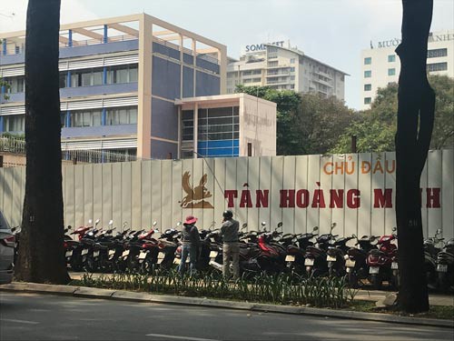 Bí mật sau vỉa hè quận 1: Chân dung các ông chủ!
