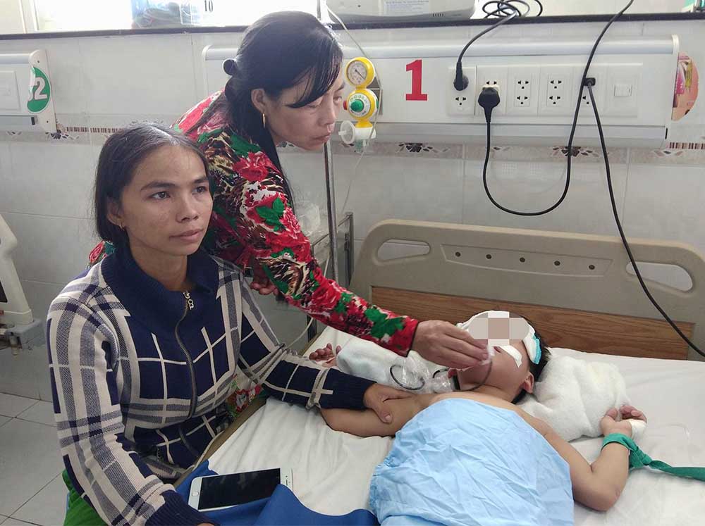 Bắt giam người cha pha thuốc sâu vào sữa cho 3 con nhỏ uống