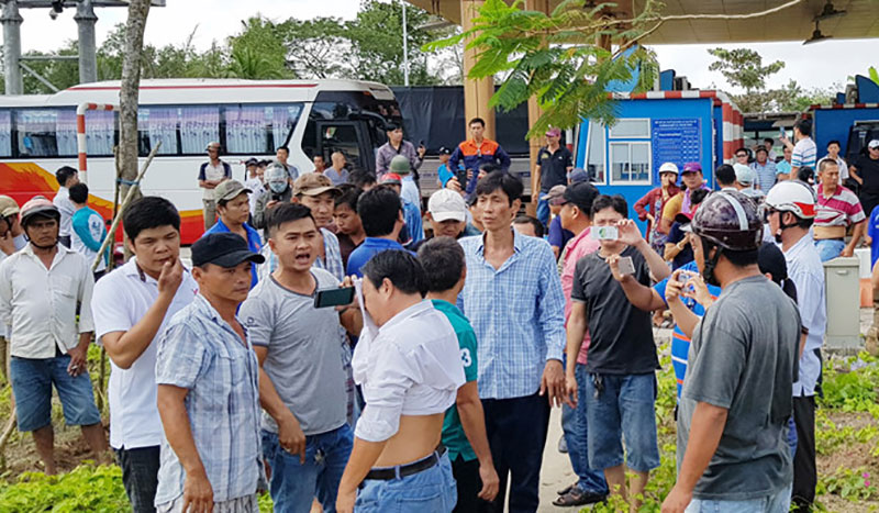 Vừa thu phí được 30 phút, trạm BOT Sóc Trăng đã bị bịt kín