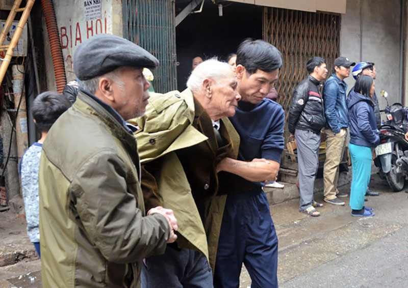 Người hùng kể phút cứu 2 cụ già trong vụ cháy nhà 4 tầng