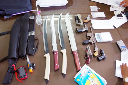 Chủ quán cơm thủ áo chống đạn, đao kiếm để bán ma túy