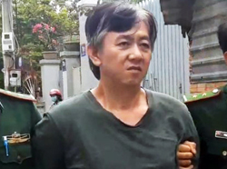 Chủ quán cơm thủ áo chống đạn, đao kiếm để bán ma túy