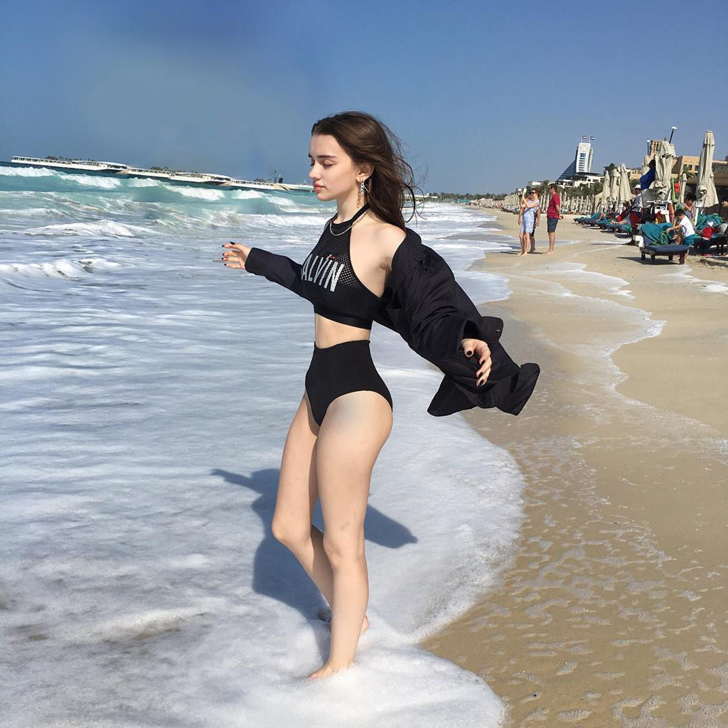 Nữ sinh Nga 14 tuổi gây tranh cãi vì vòng eo nhỏ đến khó tin