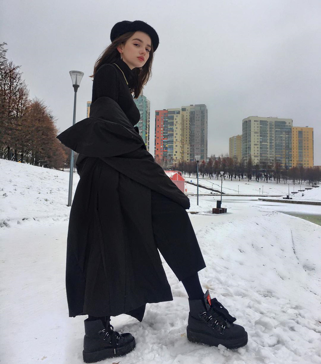 Nữ sinh Nga 14 tuổi gây tranh cãi vì vòng eo nhỏ đến khó tin