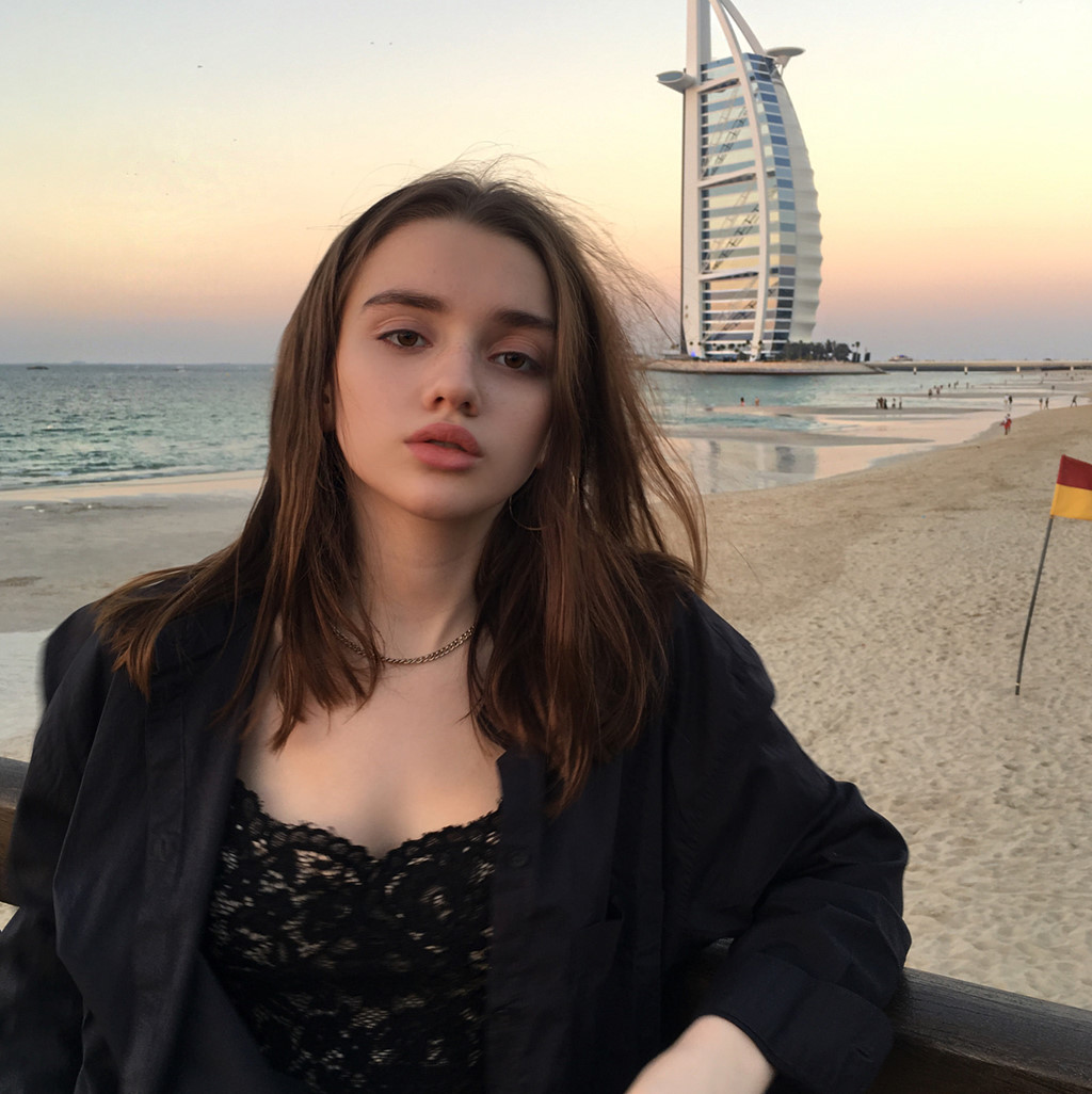 Nữ sinh Nga 14 tuổi gây tranh cãi vì vòng eo nhỏ đến khó tin