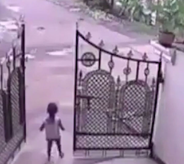 Bé gái tự đứng dậy sau khi bị ôtô cán qua người