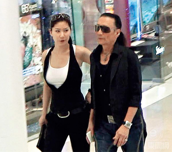 Chia tay cô bồ kém 49 tuổi, bố Tạ Đình Phong tới hàn huyên với vợ cũ