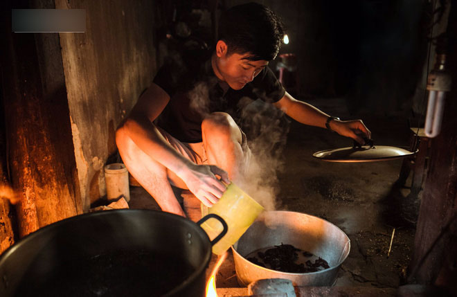 Con trai nấu bồ kết tự tay gội đầu cho mẹ, hình ảnh xúc động trong những ngày cuối năm Con trai nấu bồ kết tự tay gội đầu cho mẹ, hình ảnh xúc động trong những ngày cuối năm
