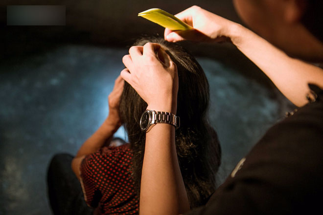 Con trai nấu bồ kết tự tay gội đầu cho mẹ, hình ảnh xúc động trong những ngày cuối năm