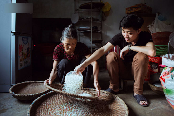 Con trai nấu bồ kết tự tay gội đầu cho mẹ, hình ảnh xúc động trong những ngày cuối năm Con trai nấu bồ kết tự tay gội đầu cho mẹ, hình ảnh xúc động trong những ngày cuối năm