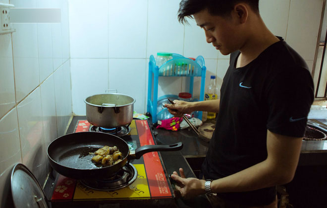 Con trai nấu bồ kết tự tay gội đầu cho mẹ, hình ảnh xúc động trong những ngày cuối năm