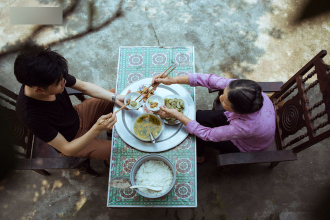Con trai nấu bồ kết tự tay gội đầu cho mẹ, hình ảnh xúc động trong những ngày cuối năm
