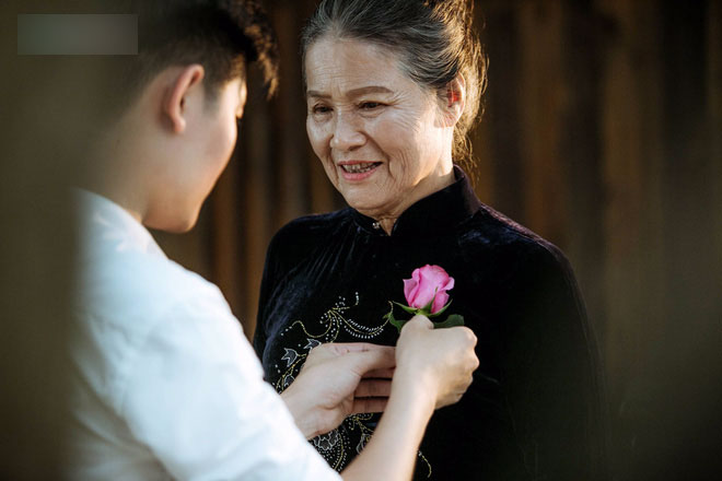 Con trai nấu bồ kết tự tay gội đầu cho mẹ, hình ảnh xúc động trong những ngày cuối năm